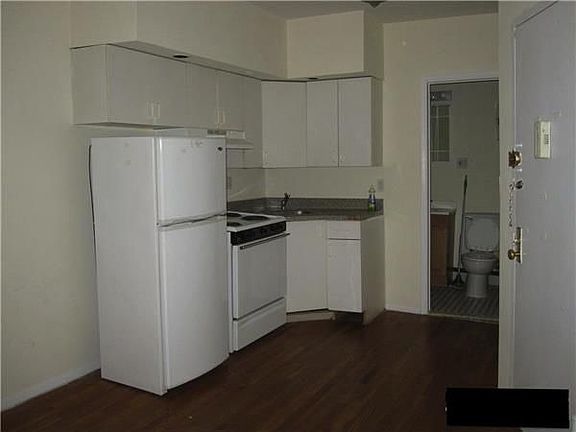 3rd image of 317 W 35th St APT 2RW