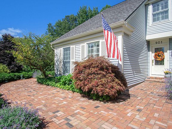 4th image of 901 Holly Ln