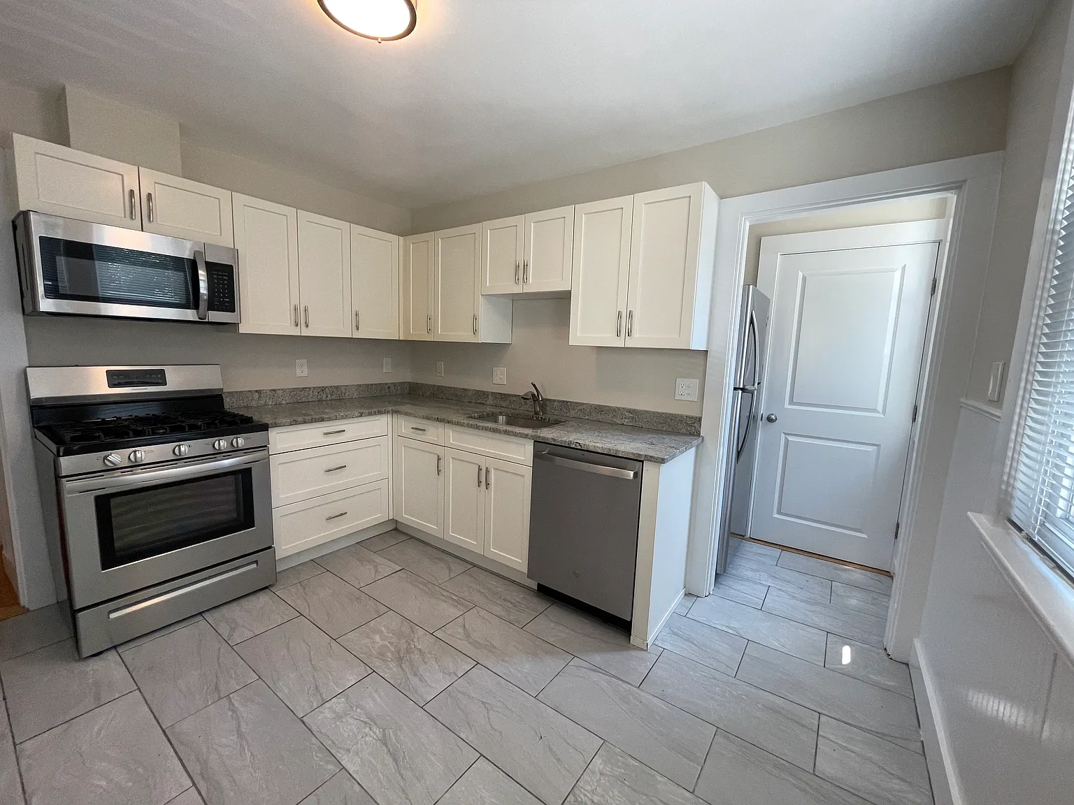 3 bed, 9999 sqft, $3,500 — Photo 2