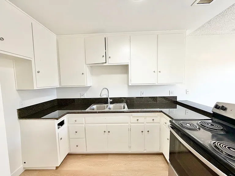 Garden Walk Apartments — Photo 33