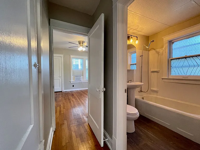 Valentine Place Apartments — Photo 31