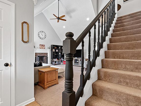 3rd image of 702 Oak Hollow Ln