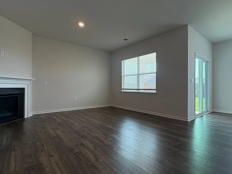 130 Fenwick Dr — Photo 2