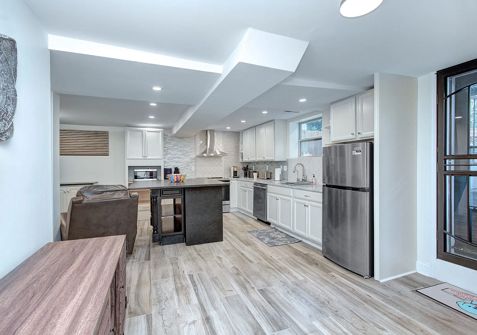 Discover The Charm Of This Fully Furnished Basement Unit, Tucked Away In A Beautifully Updated Bu... — Photo 3