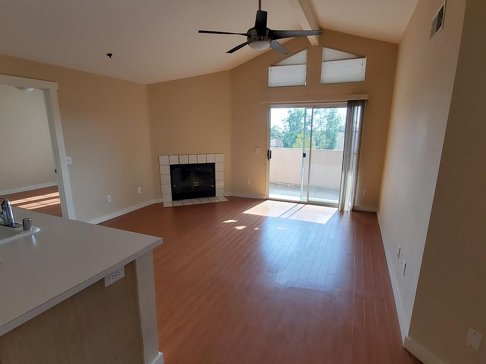 Vaulted family room with ceiling fan