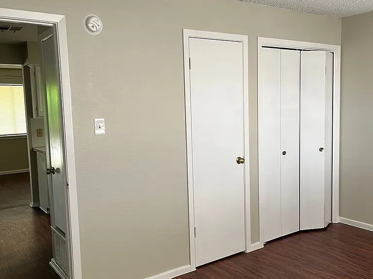 310 Castlewood Dr — Photo 4