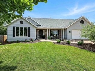 4605 Greenbrier Dr, Davenport, IA 52807