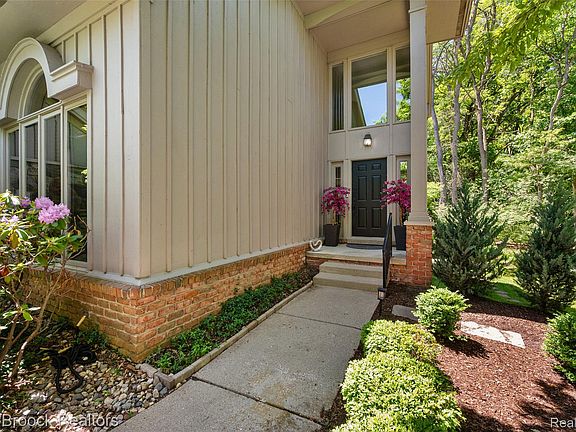 2nd image of 4872 Cliffside Dr