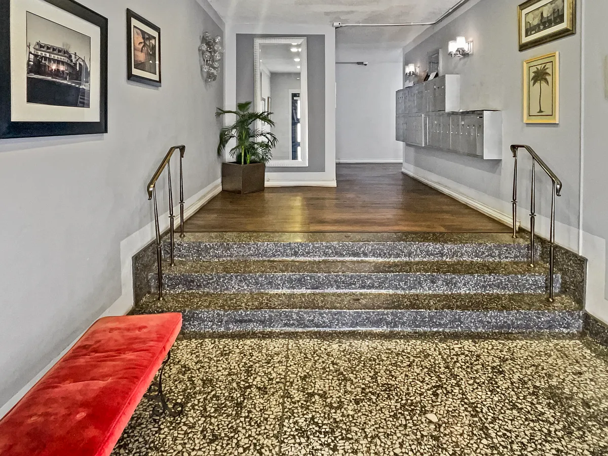 Building Photo - 425 S Kenmore Ave #308