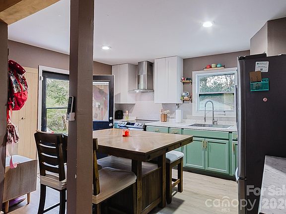 5th image of 411 Peru Rd