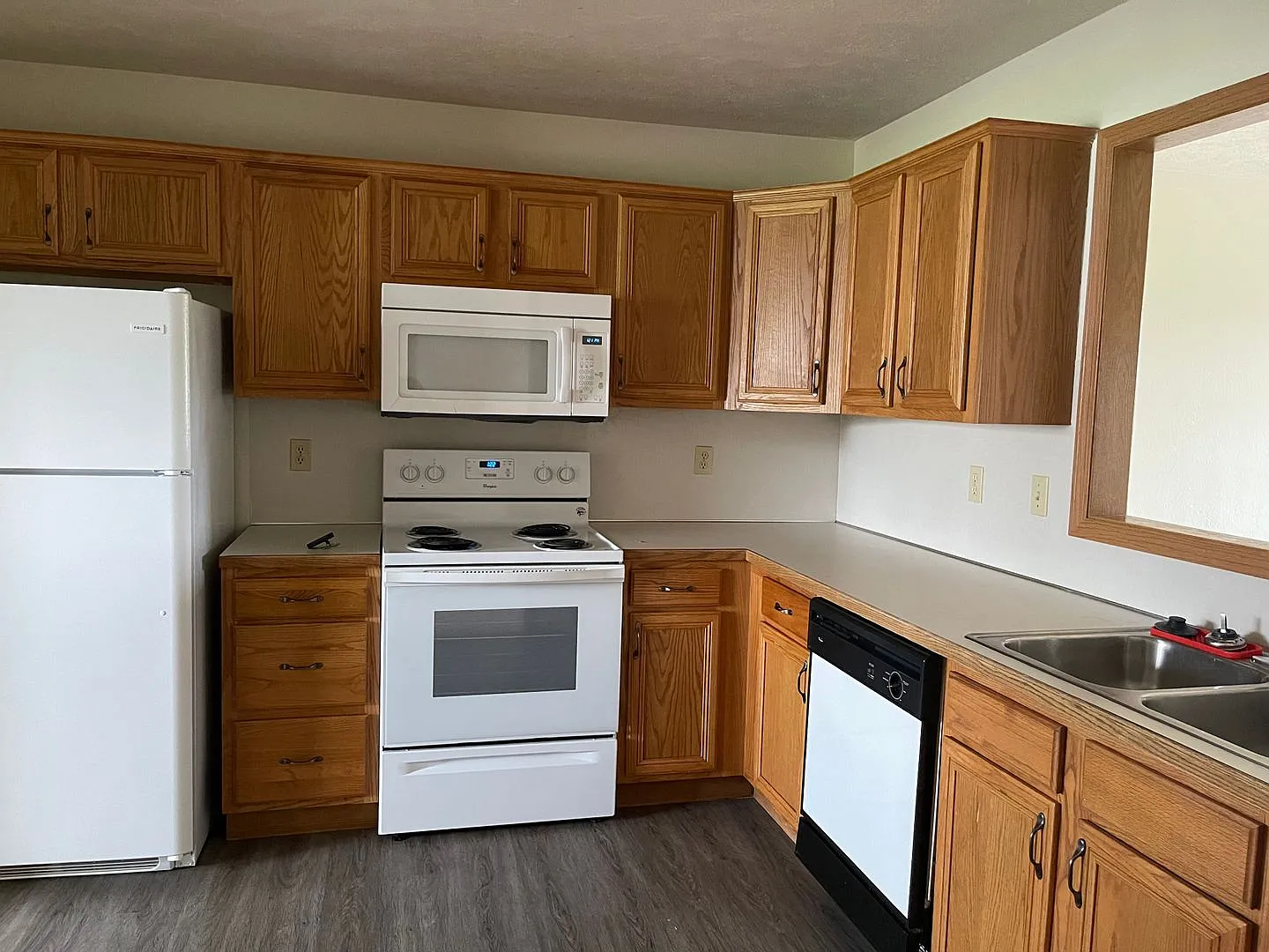 1282 - 1284 Pinhook Drive — Photo 2