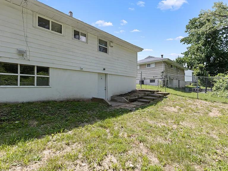 5677 Parchester Dr — Photo 21