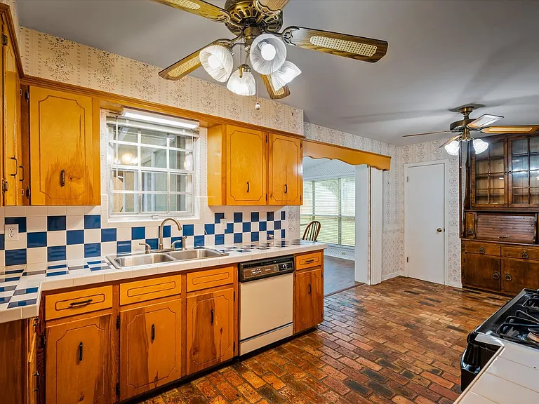 7300 Cypress Ave — Photo 4
