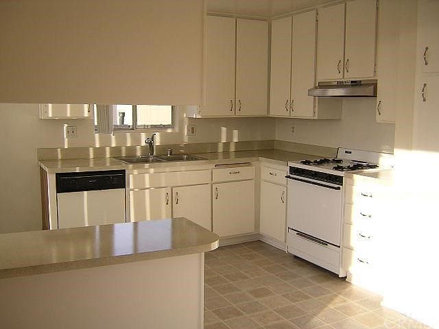 2nd image of 325 Monterey Blvd APT D