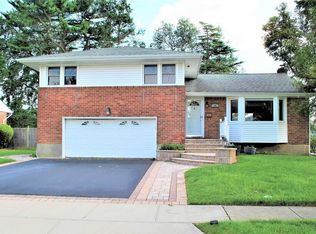 15 Ingram Dr, Hicksville, NY 11801