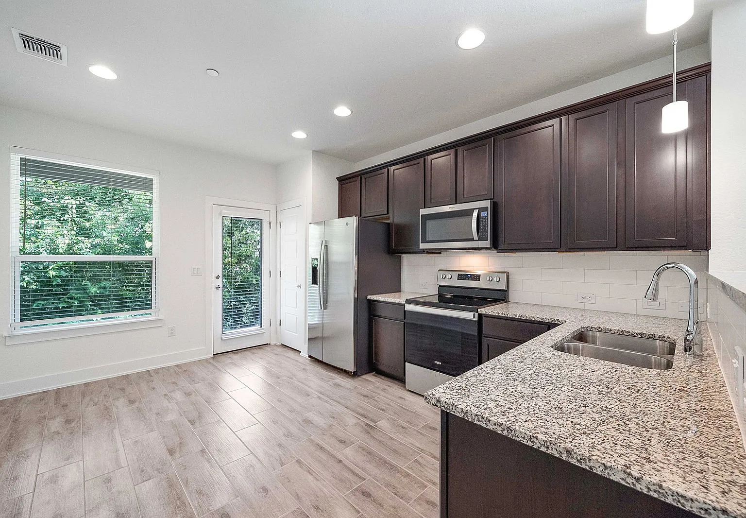 3 bed, 2.5 bath, 1729 sqft, $2,150 — Photo 3