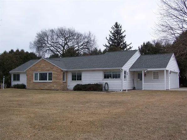 702 E 1st St, Grundy Center, IA 50638