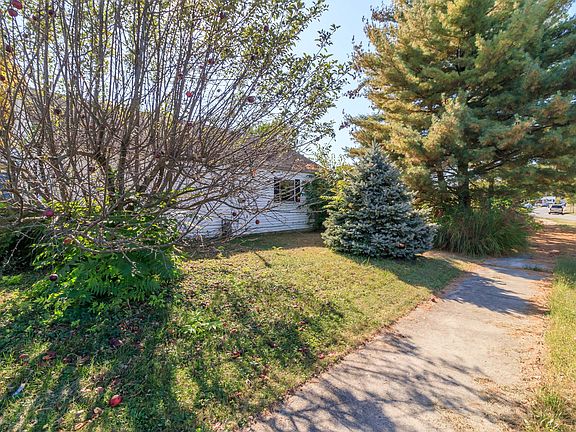 3rd image of 2833 Fairwood Ave