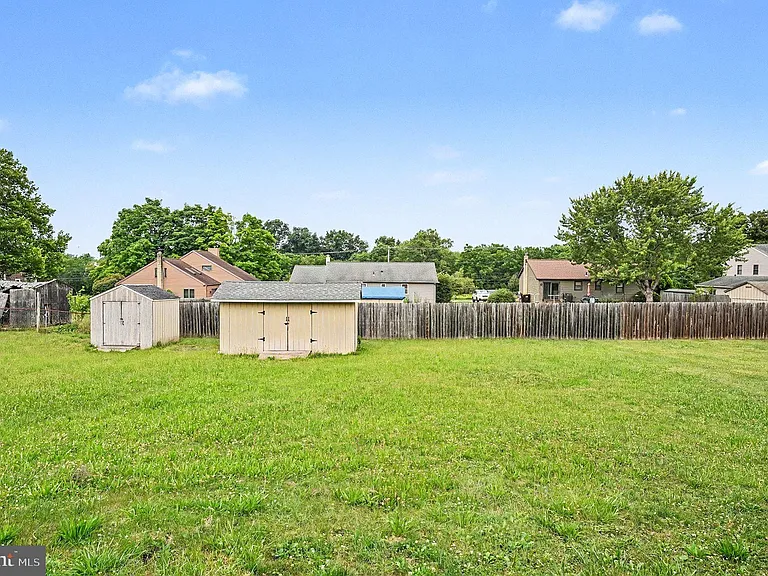 261 Florence Dr — Photo 10