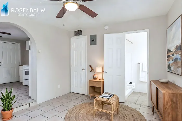 302 W Flores St #7 — Photo 6