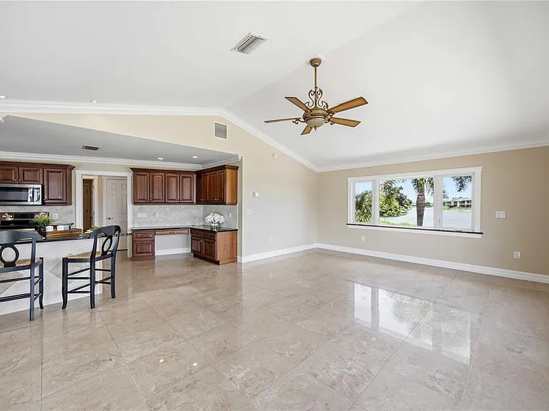 1714 Claw Ct — Photo 5