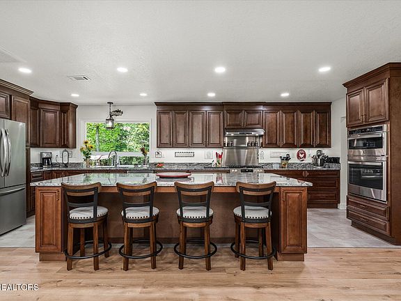 5th image of 105 Fairway Dr