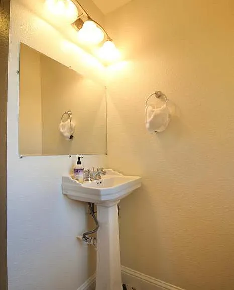 1346 N Safford Ave — Photo 16