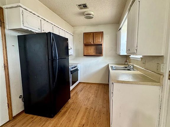 5th image of 908 N 10th St