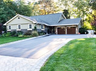 8 Carriage House Rd, Smithtown, NY 11787