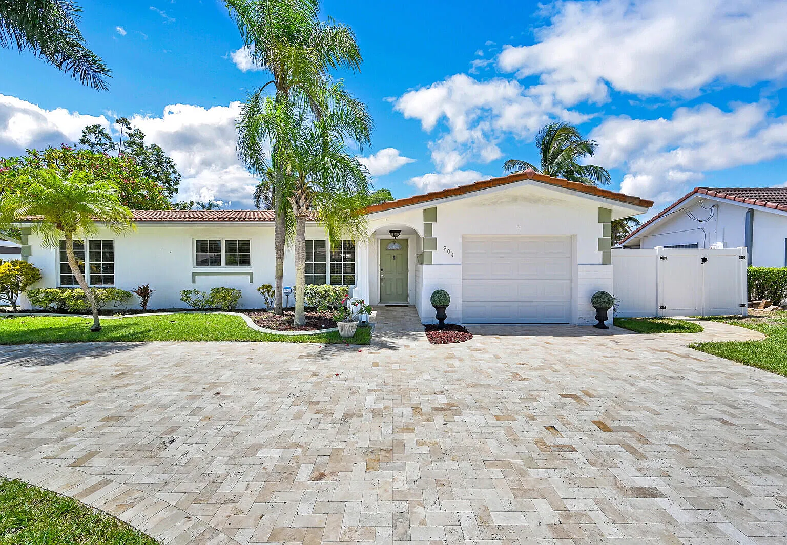 4 bed, 2.0 bath, 2140 sqft, $7,900 — Photo 4