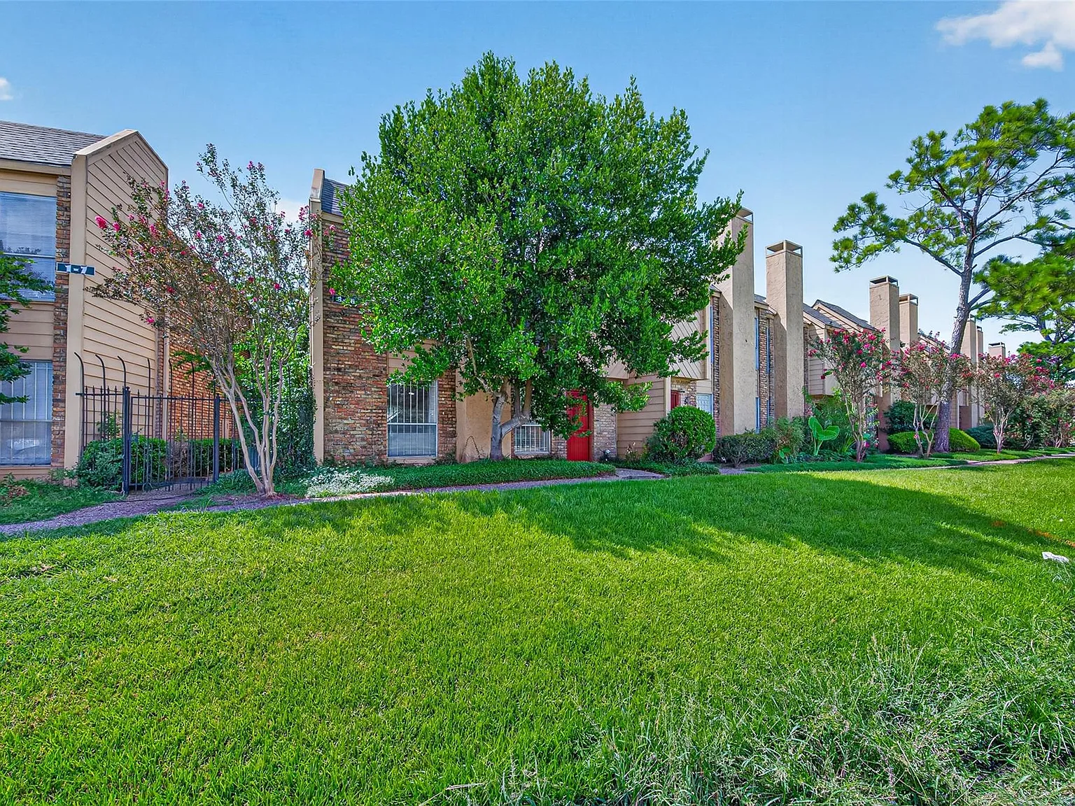 2 bed, 1.5 bath, 1472 sqft, $1,800 — Photo 3
