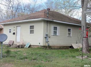 1103 E Webster St, Benton, IL 62812