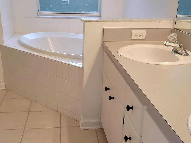 2120 Justin Ave — Photo 7