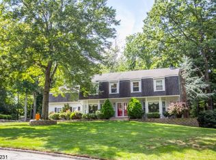6 Robin Dr, Oak Ridge, NJ 07438
