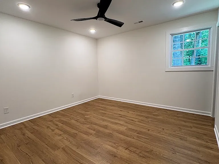 821 Grantland Dr — Photo 3
