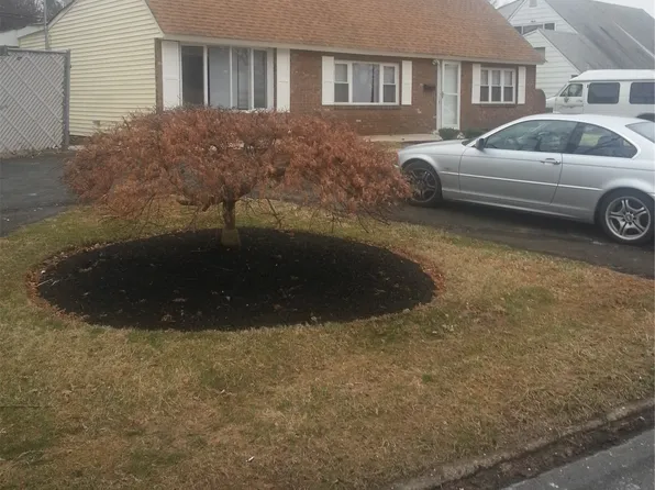 10 Jade Ln, Levittown, PA 19055