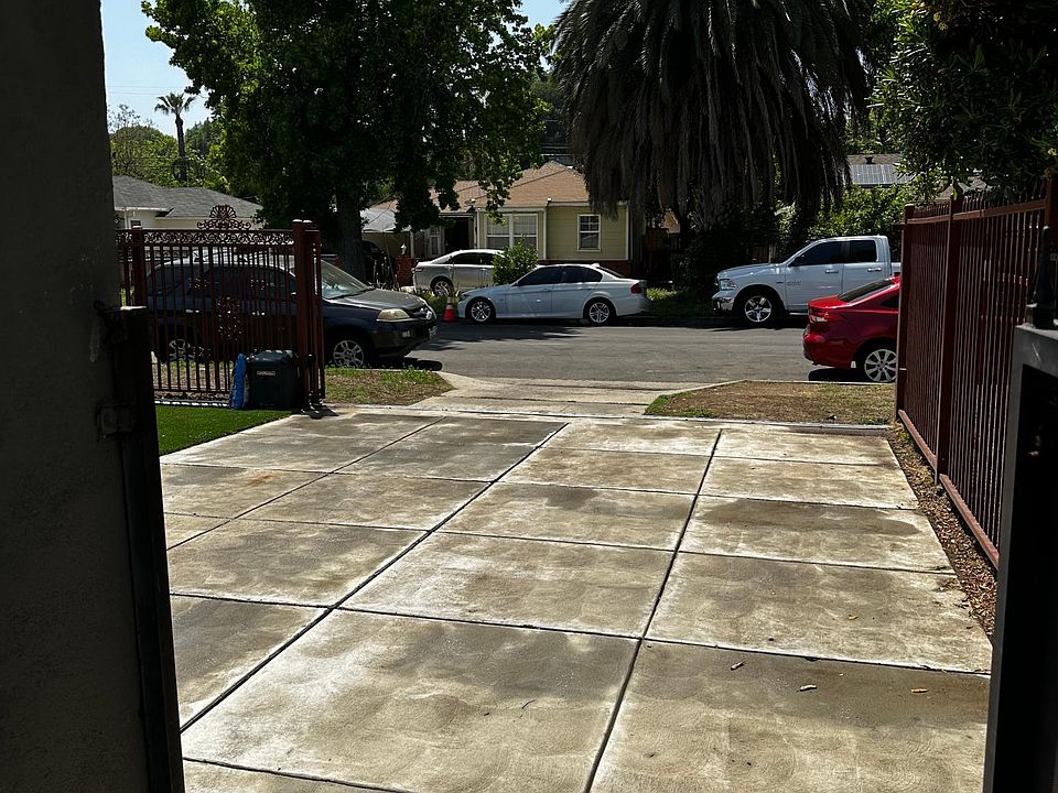 Comfortable parking.
Secured remote control gate.