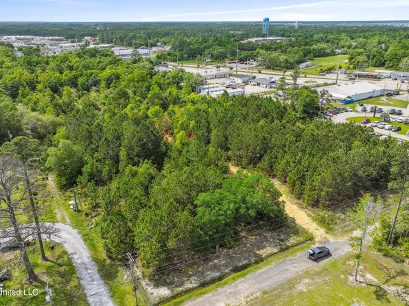 Henderson Victoria Bismark St, Waveland, MS 39576