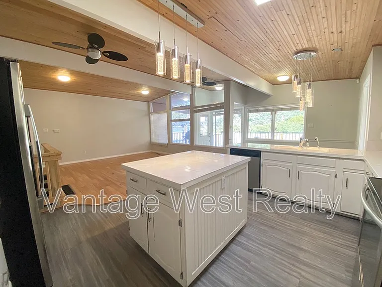 1319 Kelglen Cres #A — Photo 6