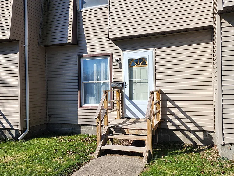 39 Medbury Ave — Photo 5