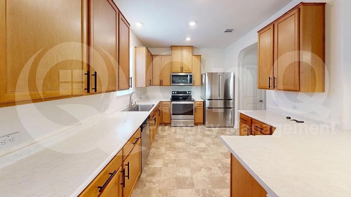 3 bed, 2.5 bath, 2068 sqft, $2,100 — Photo 4
