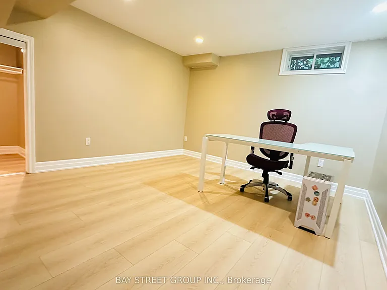 118 Fairglen Ave — Photo 26