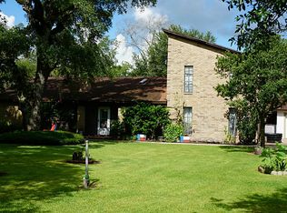 110 Red Elm Ln, Angleton, TX 77515