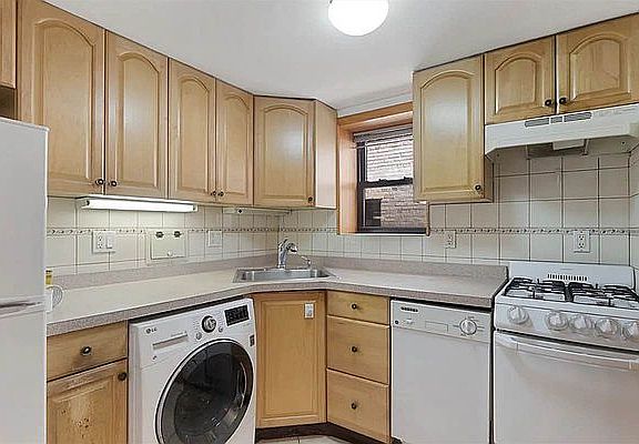 3rd image of 302 W 76th St APT 5B