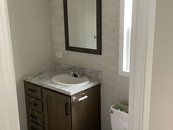 5th image of 900 W Columbia St #202