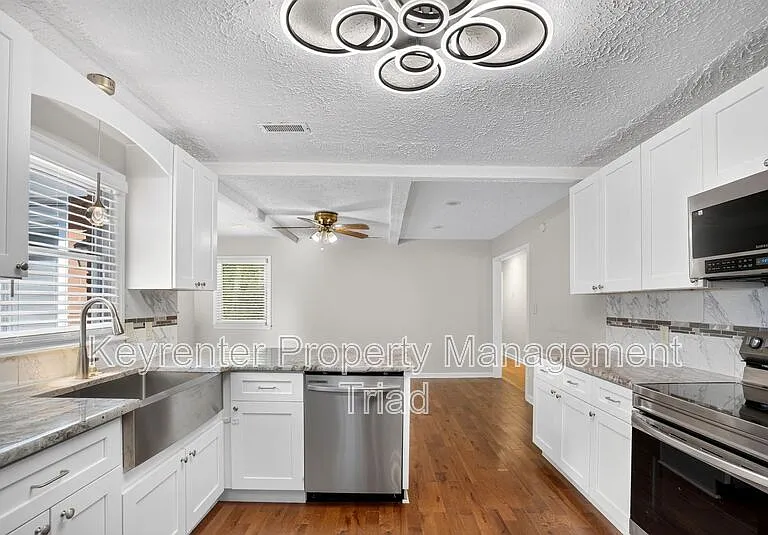 5108 Lakeshore Ct — Photo 12