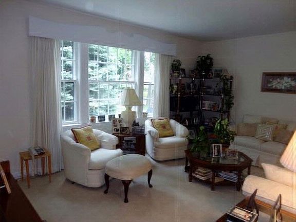 3rd image of 7932 W Metropole St