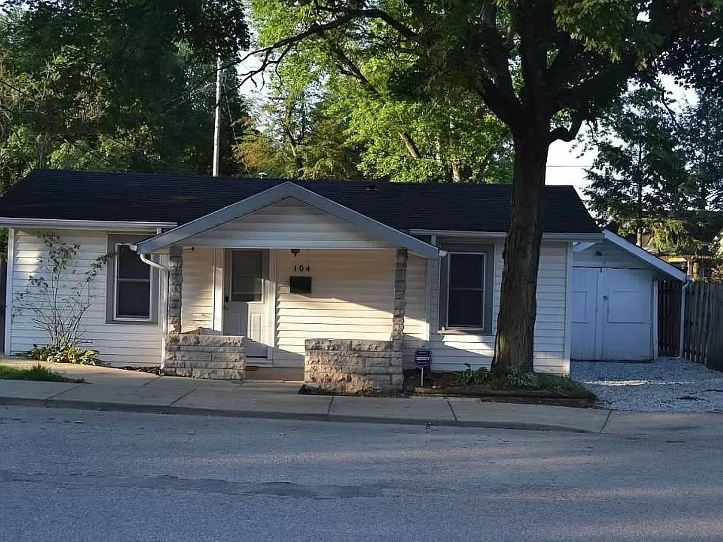 2BR 1BA House for Rent — Photo 1