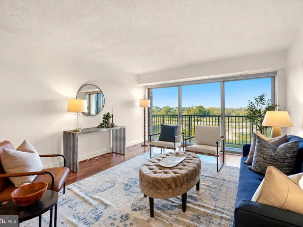 1300 Army Navy Dr APT 905, Arlington, VA 22202