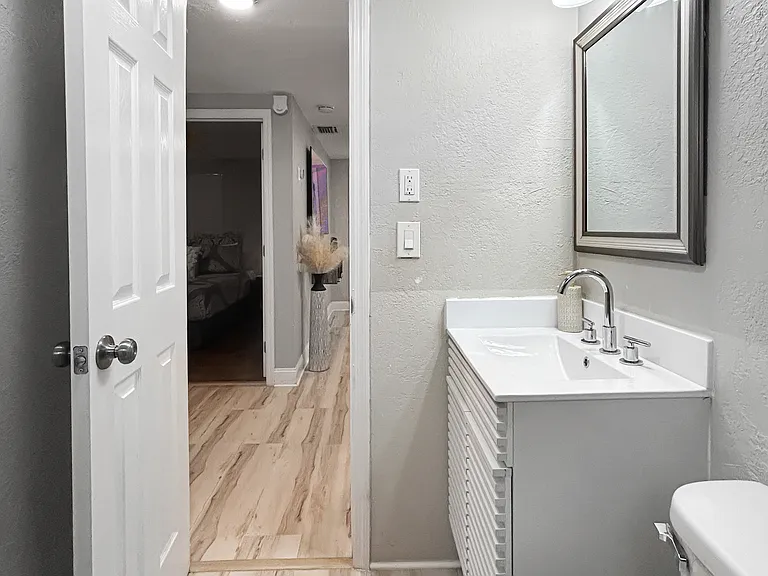 Hallway and entry
Easy flow from room to room with a bright, open feel throughout. A thoughtful layout that makes the home comfortable to live in day to day.
